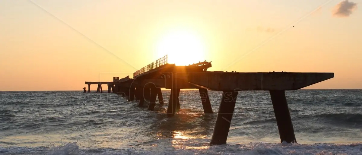 Il pontile di Lamezia, un ammasso di ferro e ruggine che cade a pezzi: da simbolo di riscatto a cartolina di degrado