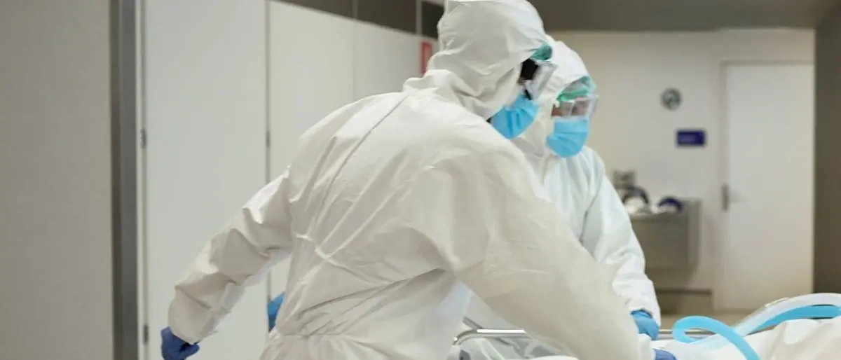 Covid, il monito del primario in vista dell’estate: «Attenzione, il virus continua a contagiare»