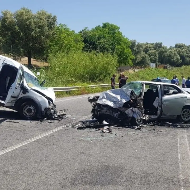 Tragico incidente nel Reggino, muore 38enne nello scontro tra un’auto e un furgone
