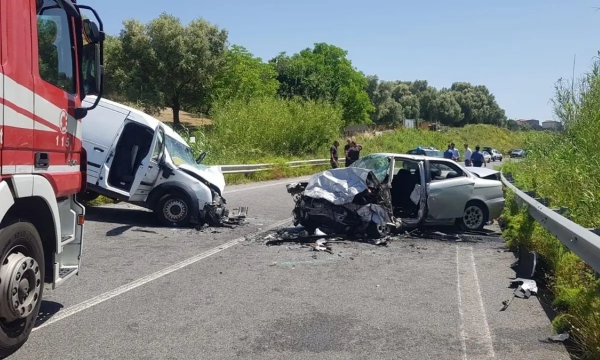 Tragico incidente nel Reggino, muore 38enne nello scontro tra un’auto e un furgone