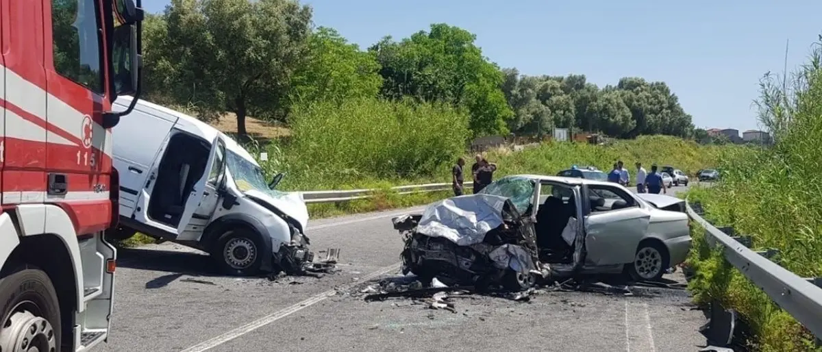 Tragico incidente nel Reggino, muore 38enne nello scontro tra un’auto e un furgone