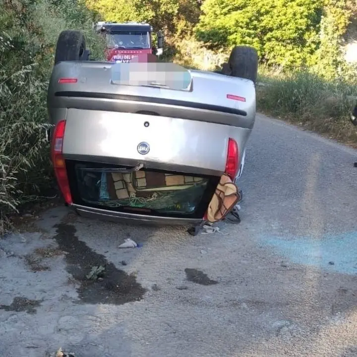 Incidente stradale, 72enne nel Catanzarese perde il controllo dell’auto e si ribalta: portato in ospedale