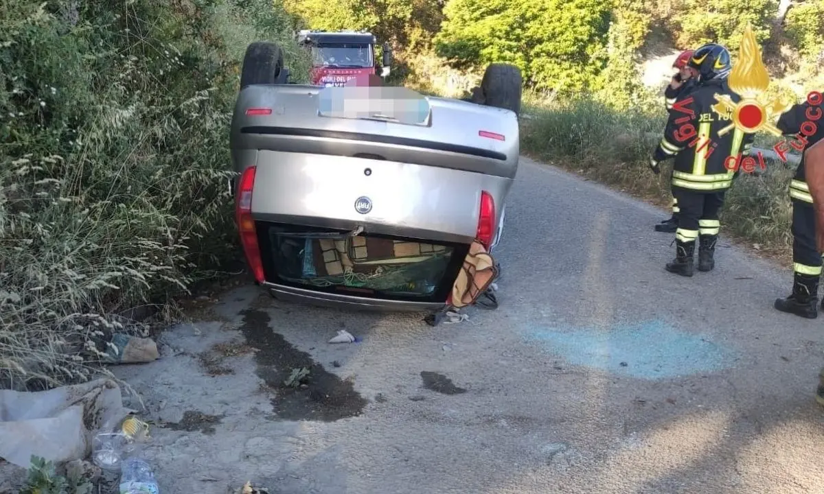 Incidente stradale, 72enne nel Catanzarese perde il controllo dell’auto e si ribalta: portato in ospedale