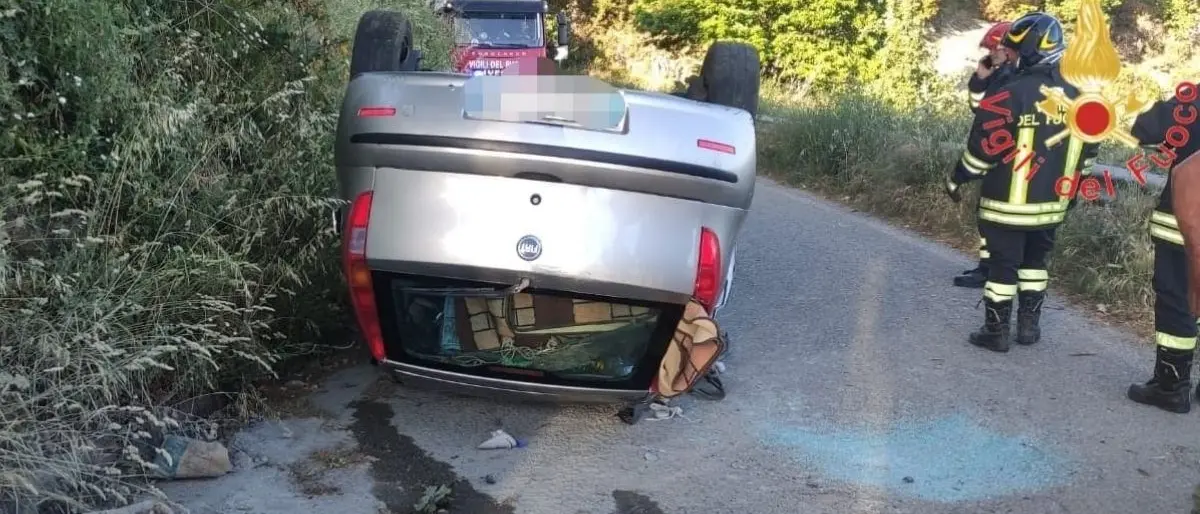 Incidente stradale, 72enne nel Catanzarese perde il controllo dell’auto e si ribalta: portato in ospedale
