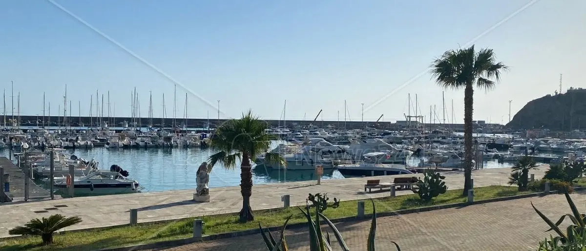 Incendio a Cetraro, in fiamme un’imbarcazione durante la notte: si ipotizza la matrice dolosa