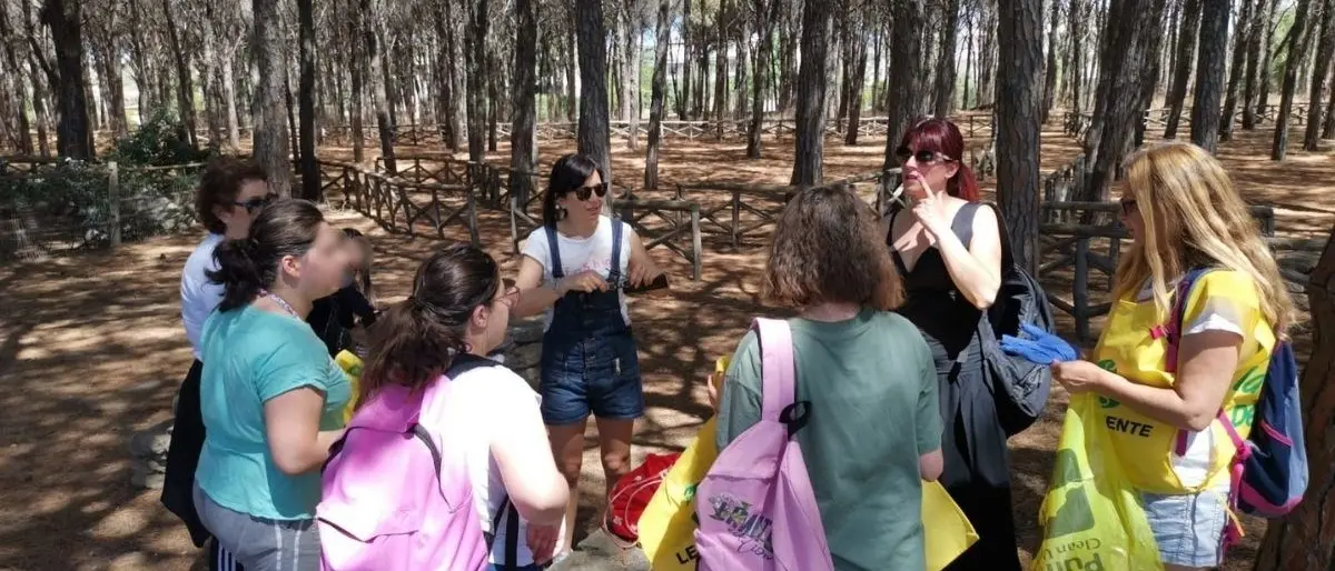 Catanzaro Lido, decine di volontari per la pulizia straordinaria della pineta di Giovino