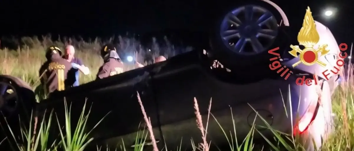 Incidente a Catanzaro, auto finisce fuori strada e si ribalta: due persone ferite