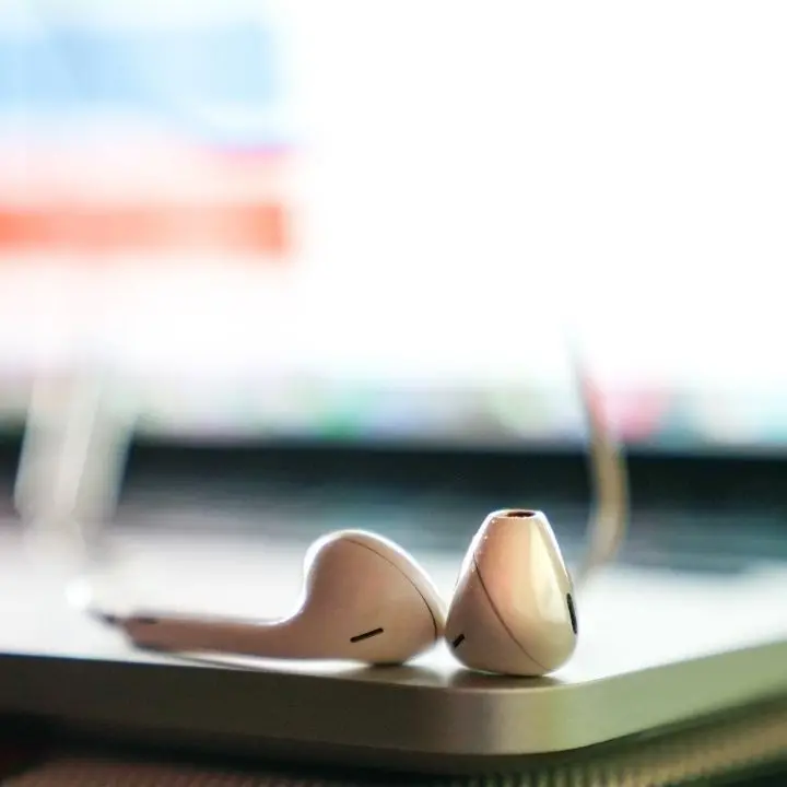 Auricolare e microfono per vincere il concorso da dirigente scolastico, due denunce a Vibo