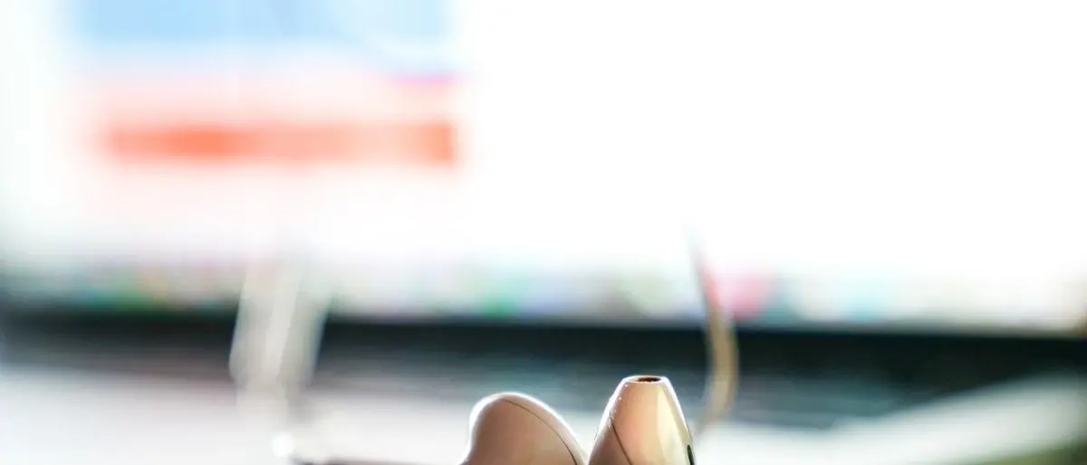 Auricolare e microfono per vincere il concorso da dirigente scolastico, due denunce a Vibo