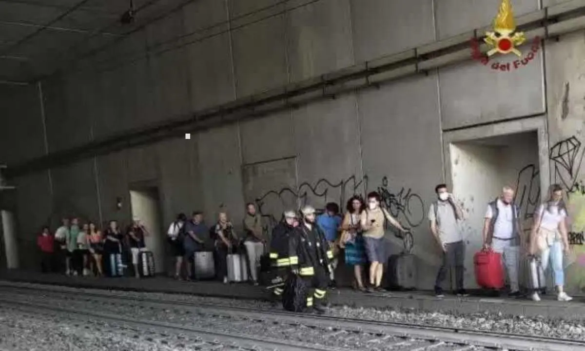 Deraglia il Frecciarossa Torino-Napoli, nessun ferito ma ritardi su tutta la linea anche per i treni da e verso la Calabria