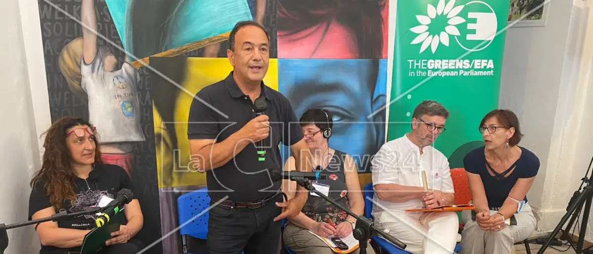 Riace, gli europarlamentari green al fianco di Mimmo Lucano: «Non si criminalizza la solidarietà»