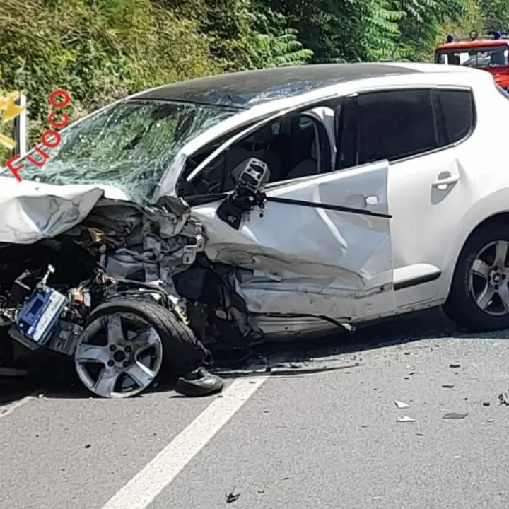 Incidente a Fuscaldo, due feriti gravi nello scontro tra un furgone e un’auto