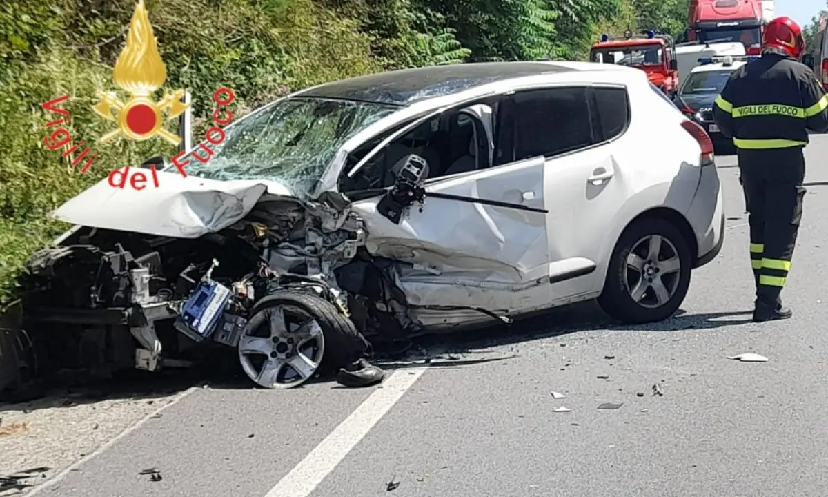 Incidente a Fuscaldo, due feriti gravi nello scontro tra un furgone e un’auto