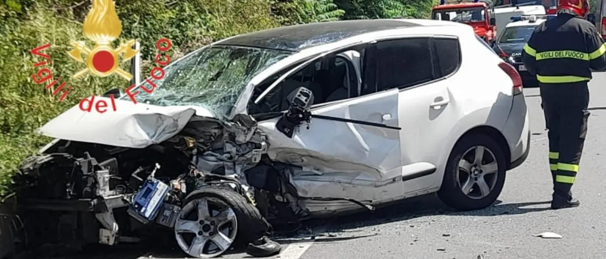 Incidente a Fuscaldo, due feriti gravi nello scontro tra un furgone e un’auto