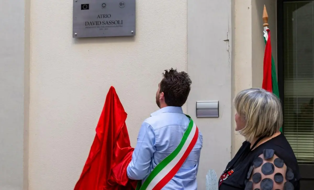 Corigliano Rossano omaggia David Sassoli: l’atrio del Comune intitolato all’ex presidente del Parlamento europeo
