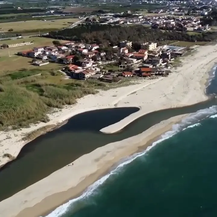 Mare di Calabria tra bandiere blu e caos controlli: il rebus depurazione continua a minacciare l’estate