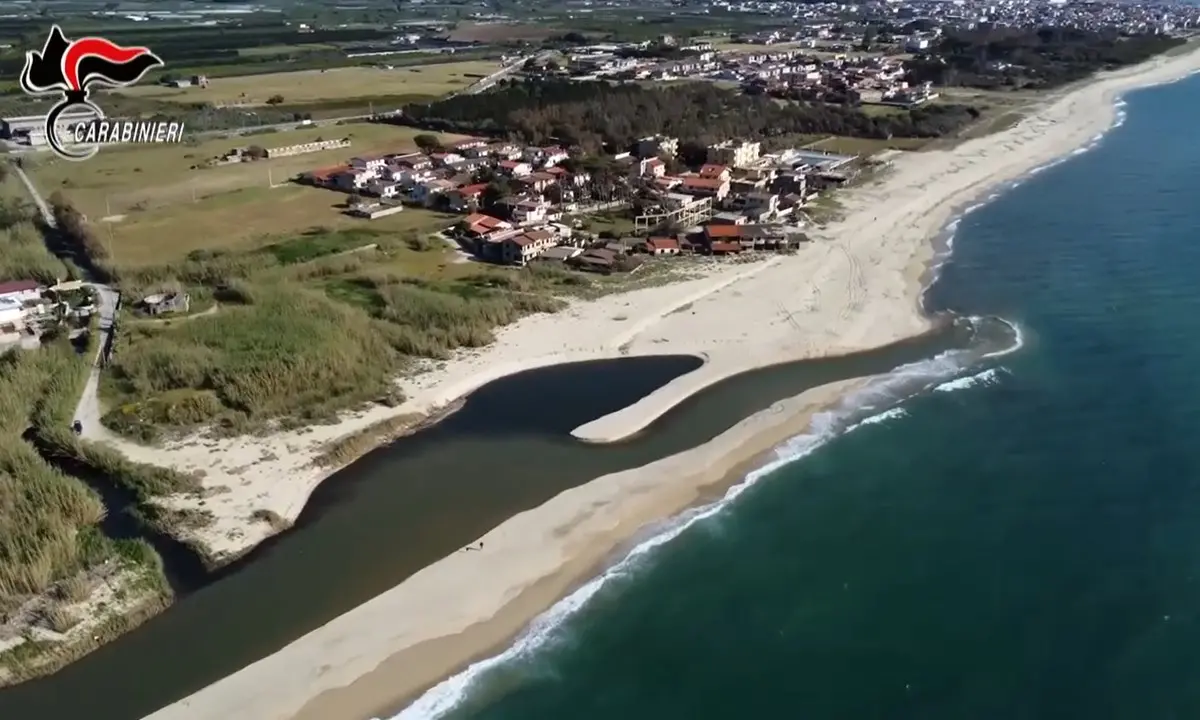 Mare di Calabria tra bandiere blu e caos controlli: il rebus depurazione continua a minacciare l’estate