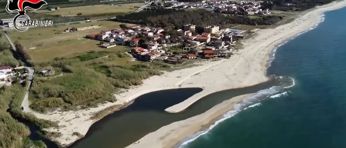 Mare di Calabria tra bandiere blu e caos controlli: il rebus depurazione continua a minacciare l’estate