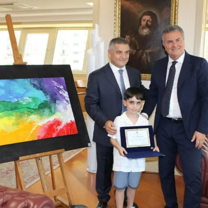 A 5 anni diventa una star sul web grazie alle sue opere d’arte: premio speciale per Manuel Calvano