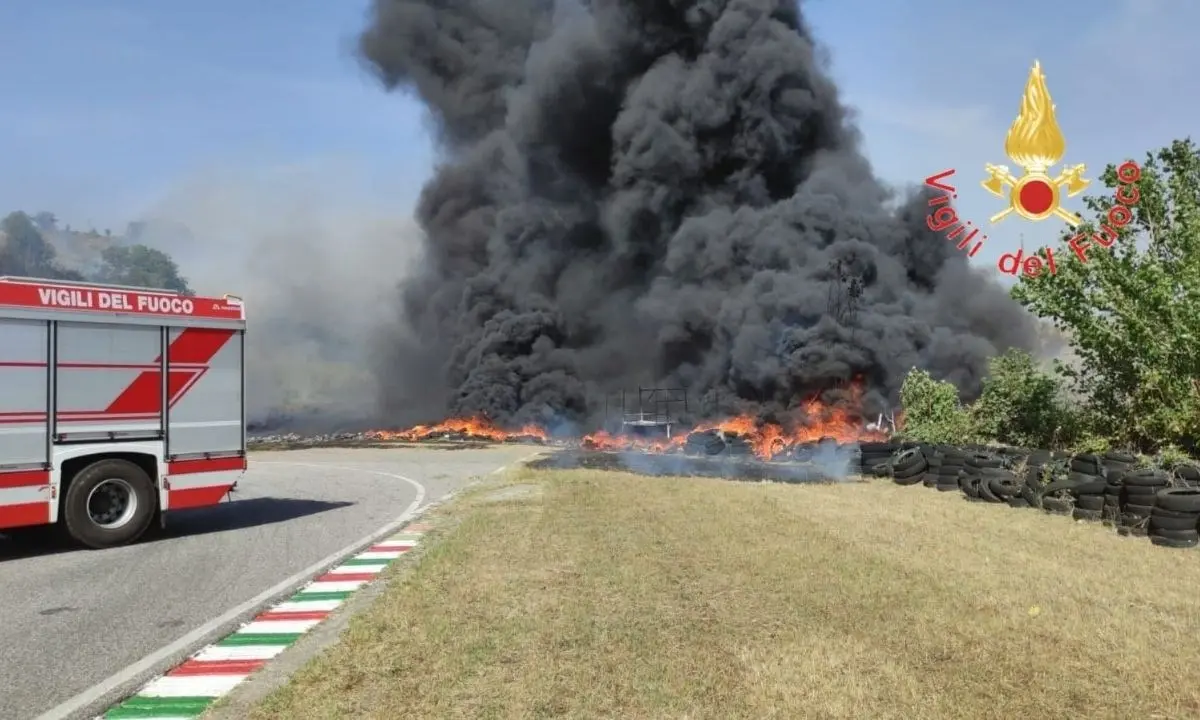 Incendio nella pista Racing Kart Due Mari nel Catanzarese: in fiamme pile di pneumatici