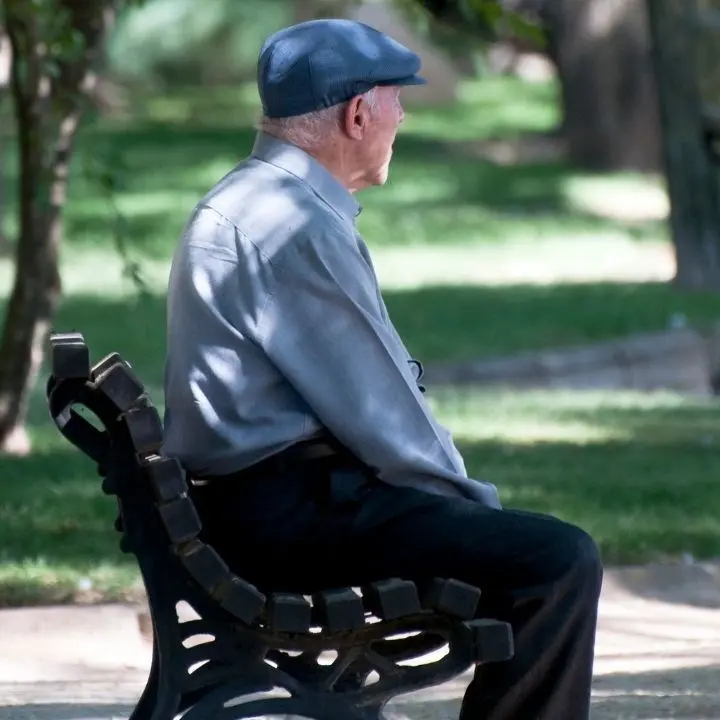 Anziani sempre più soli a causa di Covid e caldo, l’allarme dei medici: «Salute psicofisica compromessa»