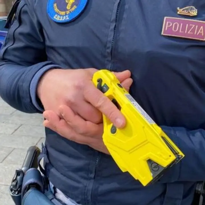 Chiama il 113 dicendo di aver ucciso la sorella e poi aggredisce gli agenti: denunciato 24enne