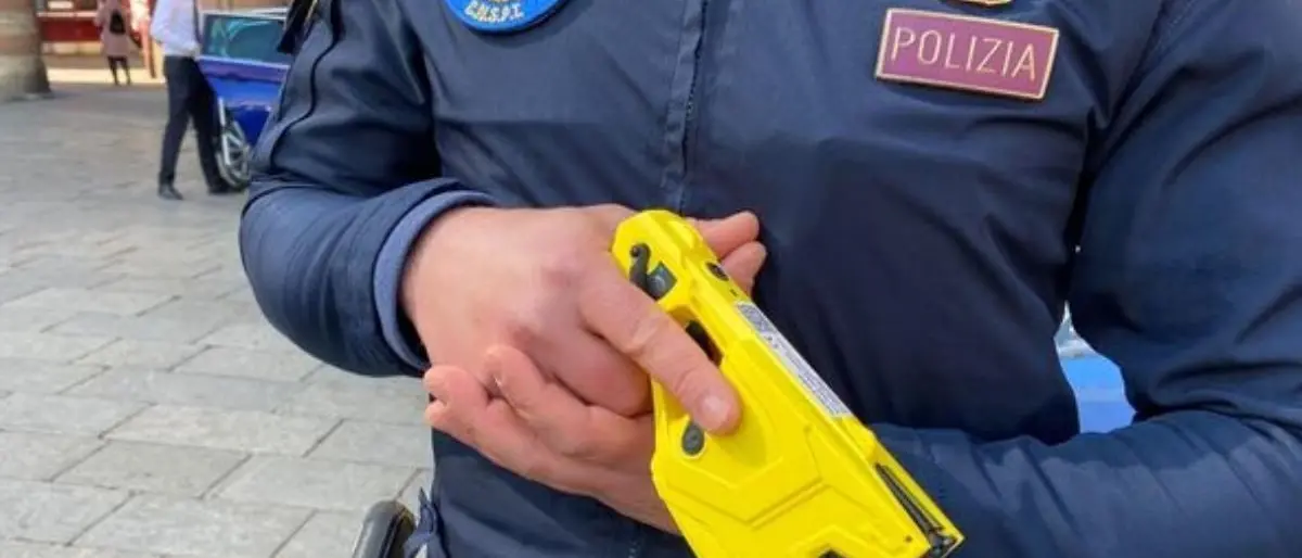 Chiama il 113 dicendo di aver ucciso la sorella e poi aggredisce gli agenti: denunciato 24enne