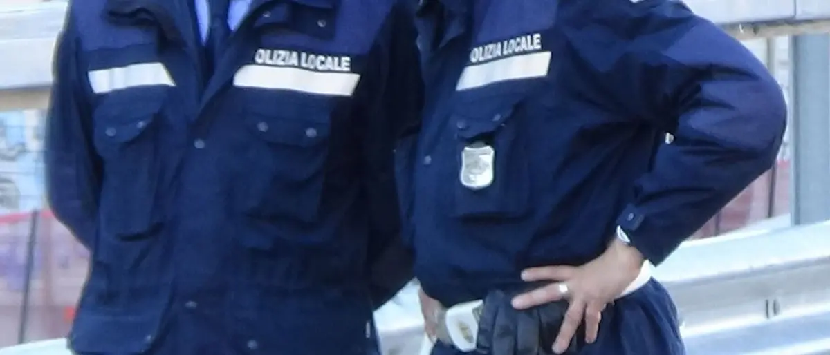 Spintoni e sputi per una multa: agenti della Polizia locale aggrediti a Reggio Calabria