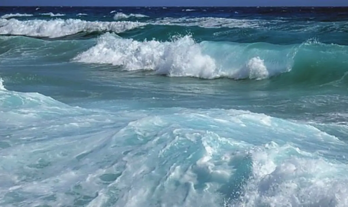 Si tuffa in mare e salva due bambini ma non riesce a tornare a riva: muore gestore di un lido