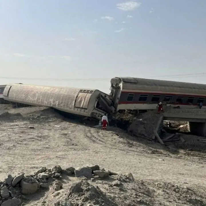 Incidente ferroviario in Iran, deraglia un treno passeggeri: almeno 13 morti e 50 feriti