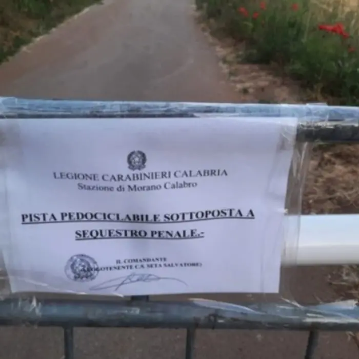 Cadono calcinacci, chiuso e sequestrato un tratto di pista ciclabile Morano-Campotenese inaugurato 15 giorni fa