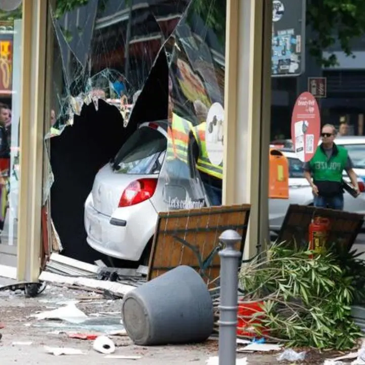 Auto sulla folla a Berlino nello stesso luogo dell’attentato di Natale del 2016, un morto e almeno 12 feriti