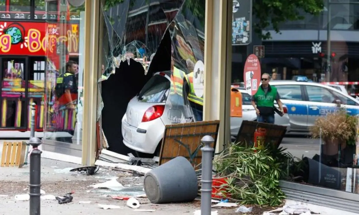 Auto sulla folla a Berlino nello stesso luogo dell’attentato di Natale del 2016, un morto e almeno 12 feriti