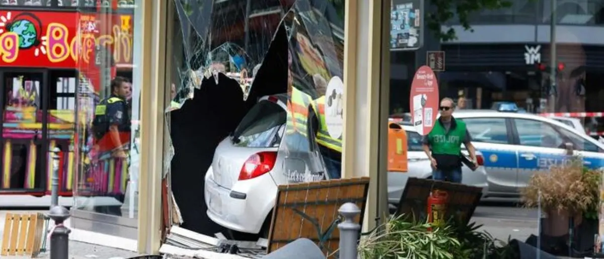 Auto sulla folla a Berlino nello stesso luogo dell’attentato di Natale del 2016, un morto e almeno 12 feriti