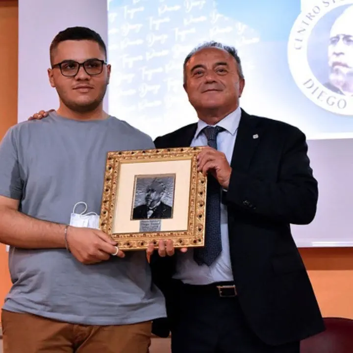 Gratteri riceve il Premio Tajani a Cutro: «La rassegnazione è linfa per mafie e massonerie deviate»