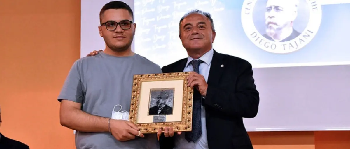 Gratteri riceve il Premio Tajani a Cutro: «La rassegnazione è linfa per mafie e massonerie deviate»