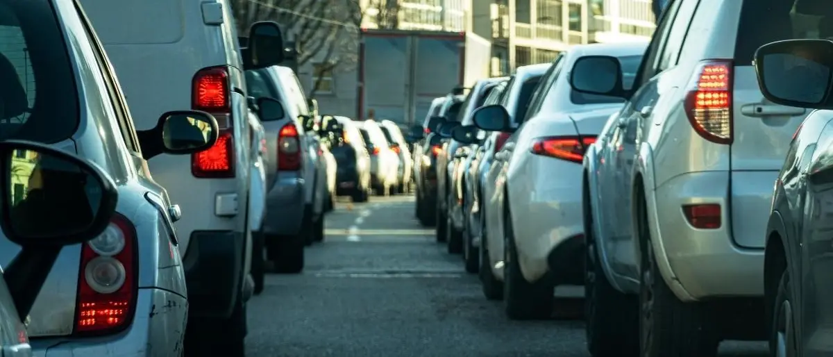 Dal 2035 addio alla vendita di auto a benzina e diesel: la decisione dell’Europarlamento