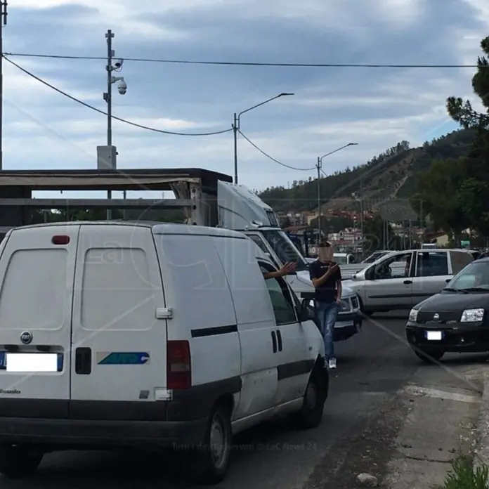 Catanzaro, periferia Sud ancora senz’acqua: i residenti bloccano di nuovo la strada per protesta
