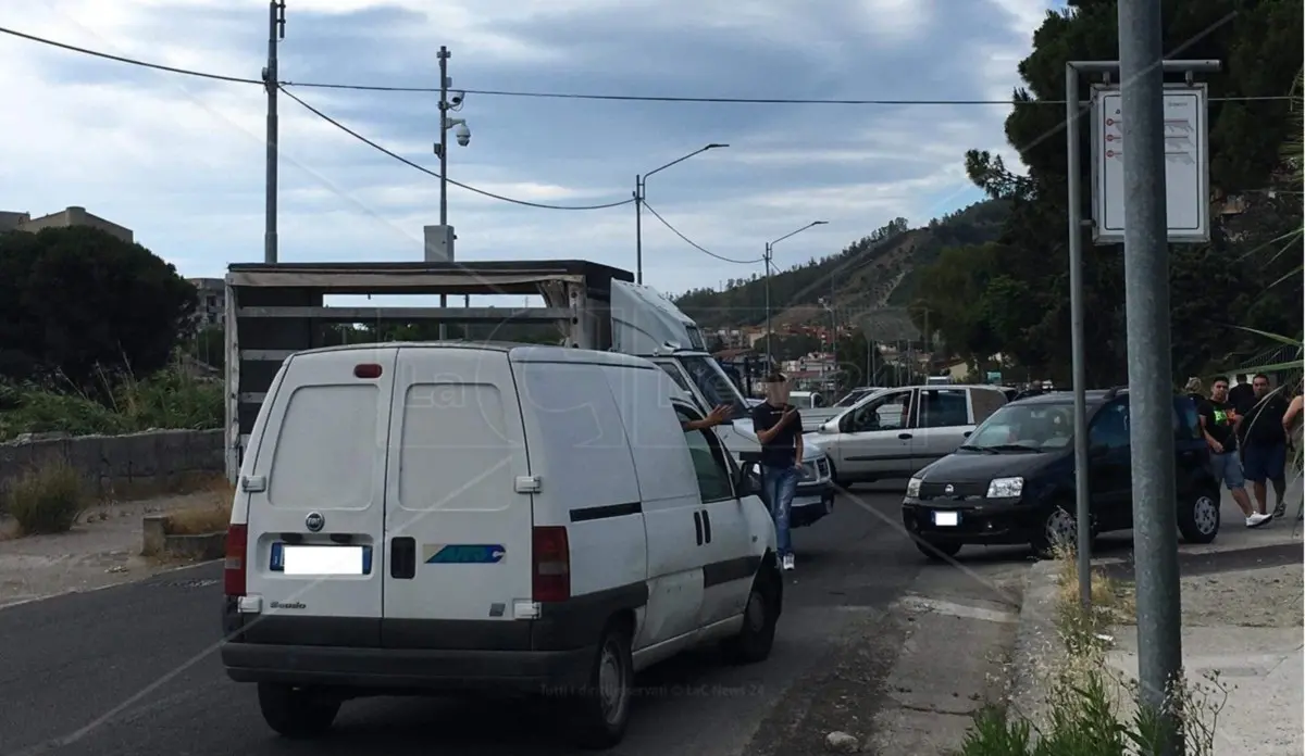 Catanzaro, periferia Sud ancora senz’acqua: i residenti bloccano di nuovo la strada per protesta