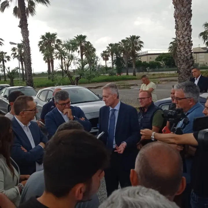 Caro carburante, sit-in di protesta dei pescatori: confronto con l’assessore Gallo