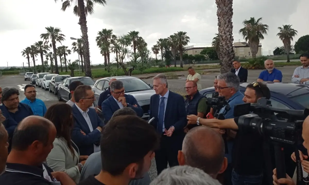 Caro carburante, sit-in di protesta dei pescatori: confronto con l’assessore Gallo