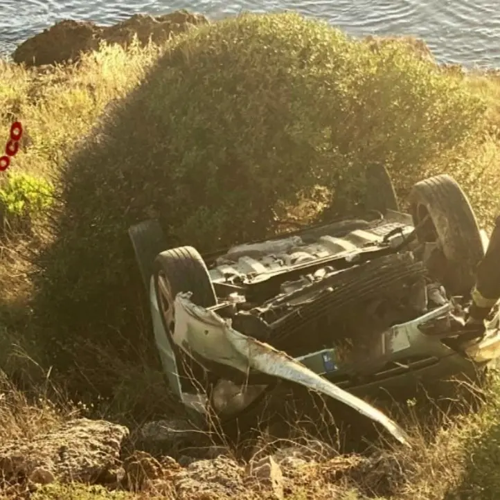 Incidente a Crotone, auto precipita sulla scogliera: miracolosamente illeso il conducente
