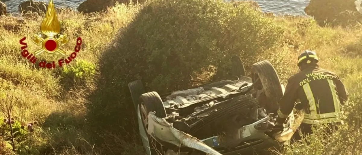 Incidente a Crotone, auto precipita sulla scogliera: miracolosamente illeso il conducente