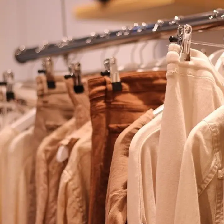 «Cercasi commesse 18enni single», negoziante veneto ripropone cartello nonostante la maxi-multa