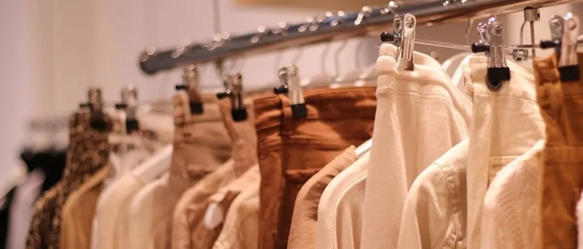 «Cercasi commesse 18enni single», negoziante veneto ripropone cartello nonostante la maxi-multa