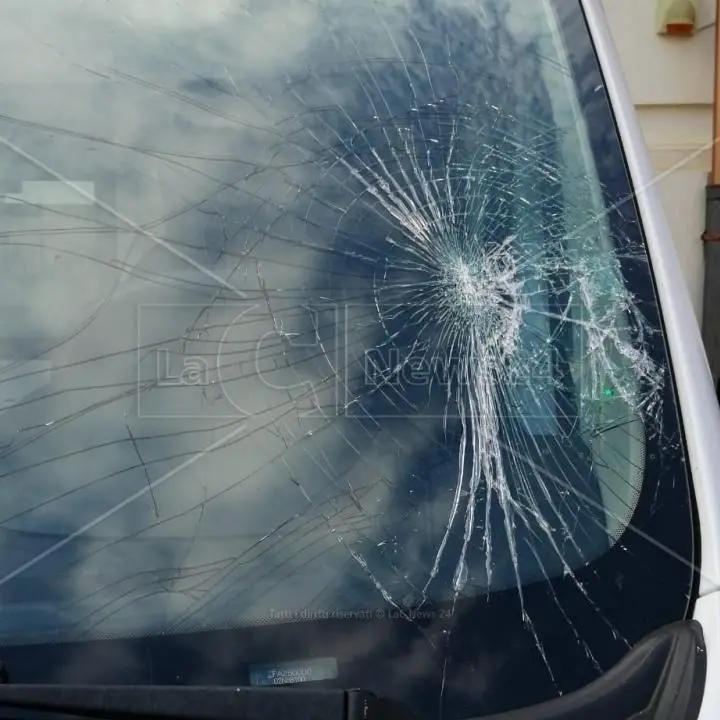 Prima la lite in famiglia poi l’aggressione agli operatori del 118 costretti a rifugiarsi nella loro ambulanza
