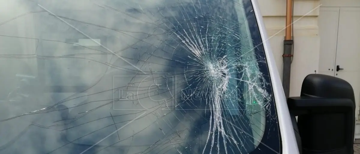 Prima la lite in famiglia poi l’aggressione agli operatori del 118 costretti a rifugiarsi nella loro ambulanza