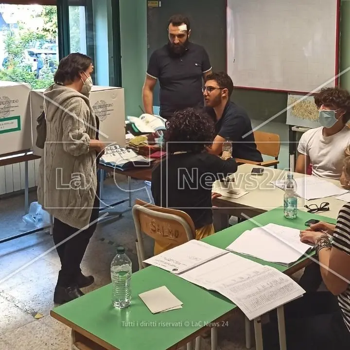 Elezioni in Calabria, si vota in 74 comuni: seggi aperti fino alle 23. Affluenza al 42.76% alle 19