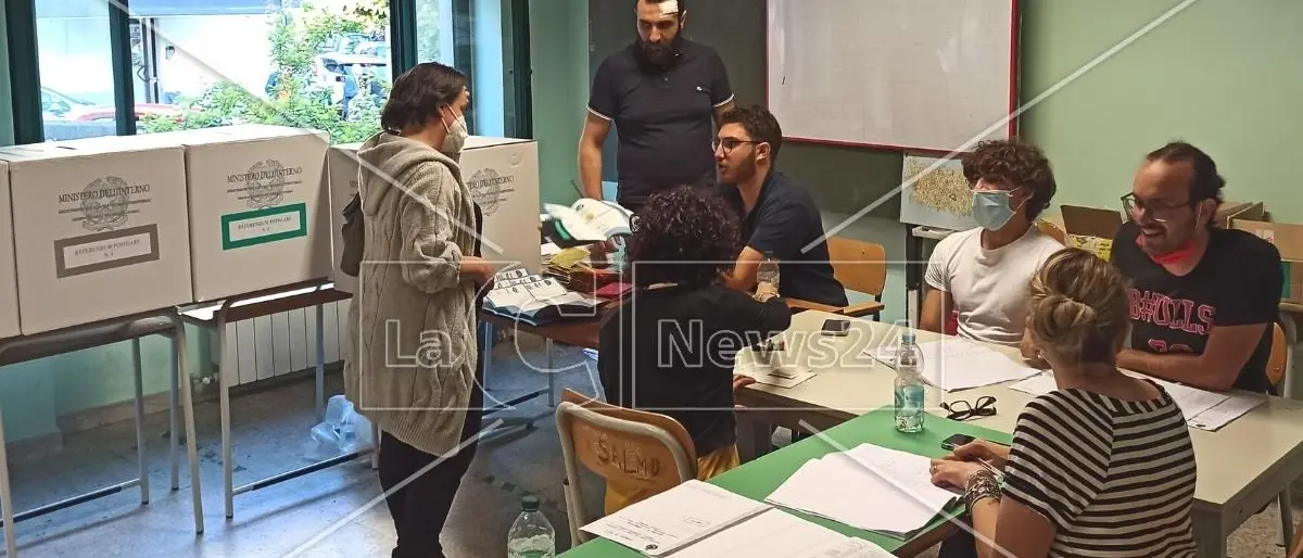 Elezioni in Calabria, si vota in 74 comuni: seggi aperti fino alle 23. Affluenza al 42.76% alle 19
