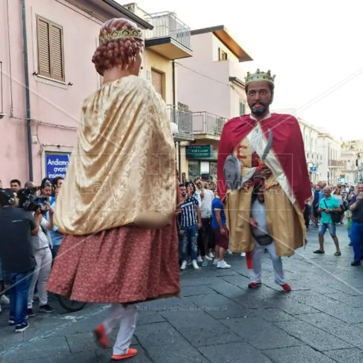 Il ballo dei giganti, fuochi d’artificio e spumante: festa a Palmi per l’elezione di Ranuccio